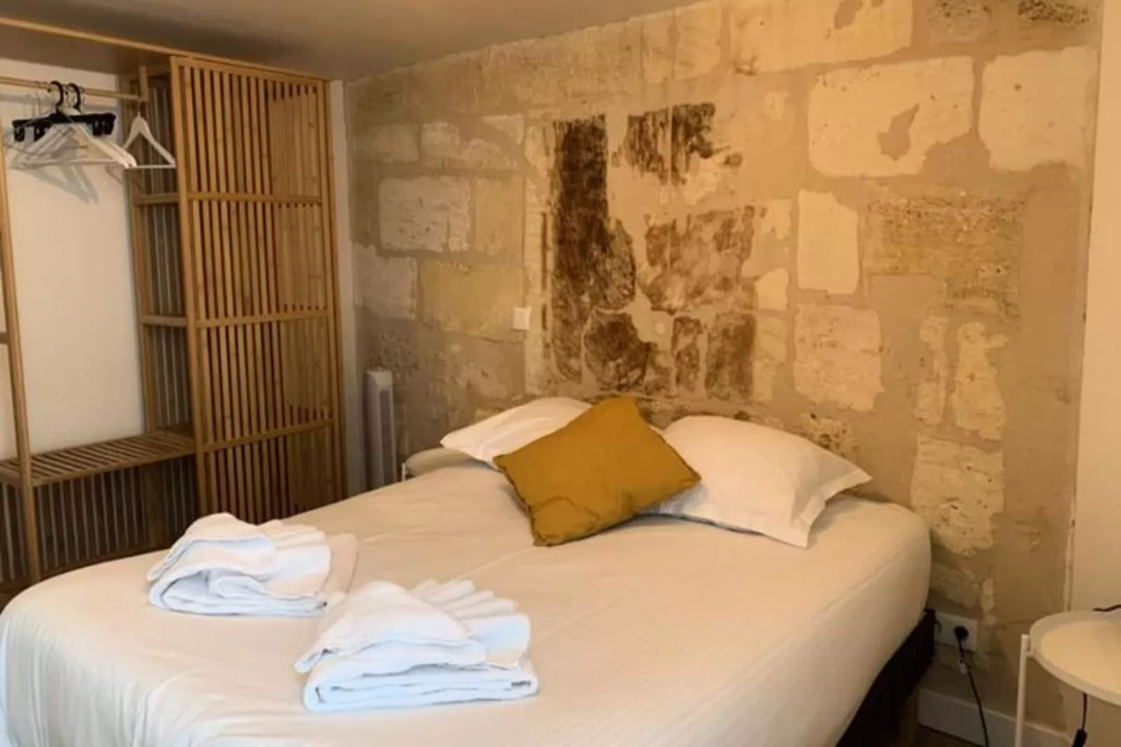 Appartement Avec Cachet En Duplex De 2 Chambres Situ&eacute; Vers La Gare St-jean-Slaapkamer