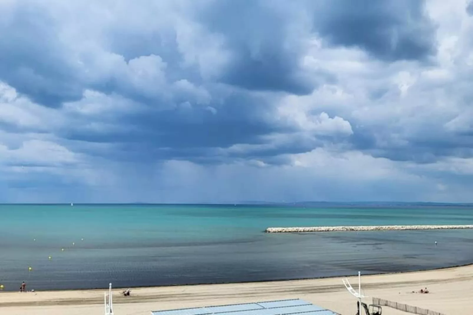 Résidence Une Escale En Bord De Plage Avec Piscine Et Jardins.-Image-tags.