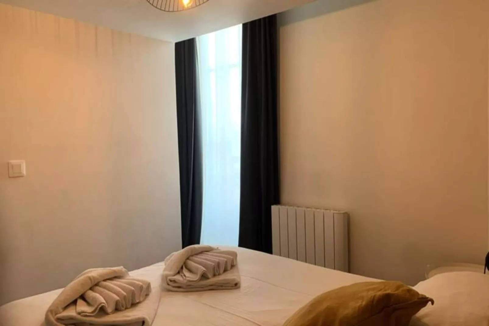 Appartement Avec Cachet En Duplex De 2 Chambres Situ&eacute; Vers La Gare St-jean-Slaapkamer