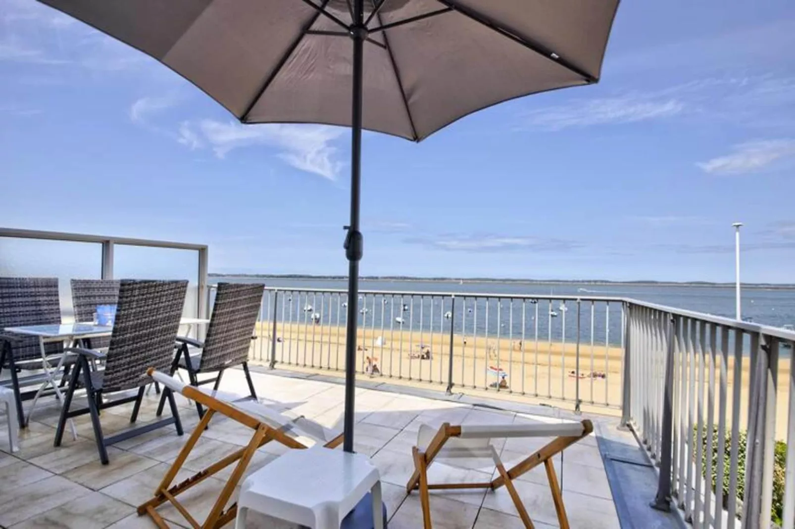 Résidence La Roseraie-Buitenkant zomer