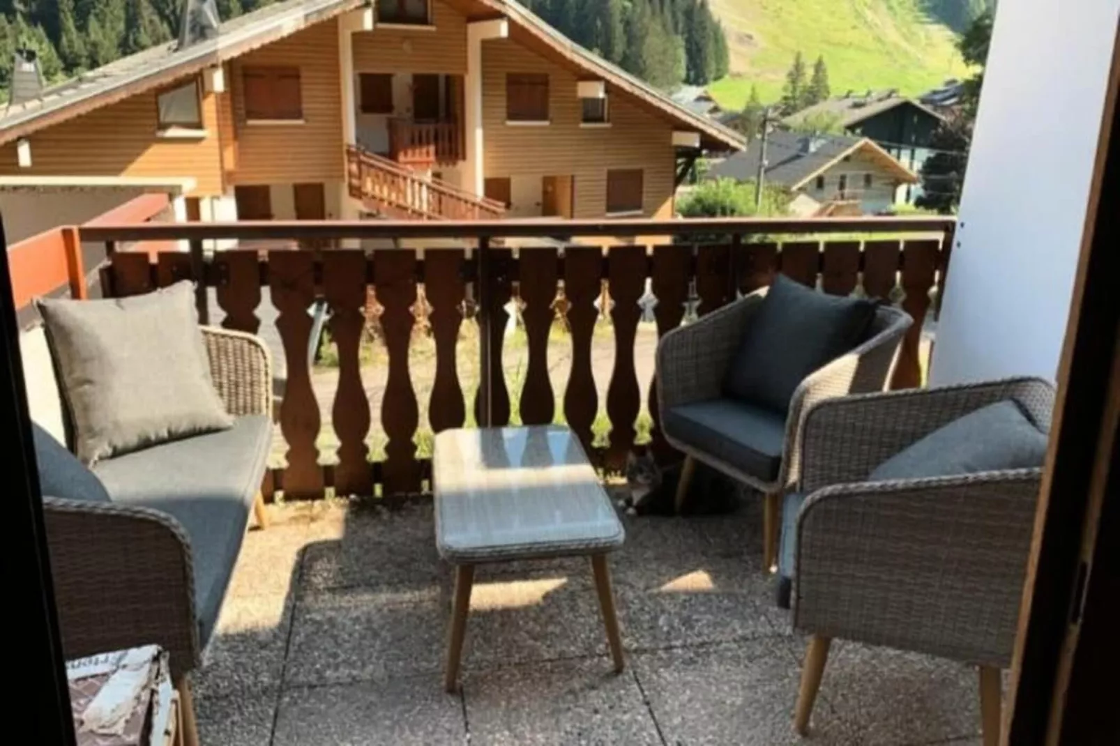 Résidence Les Perthuis-Buitenkant zomer