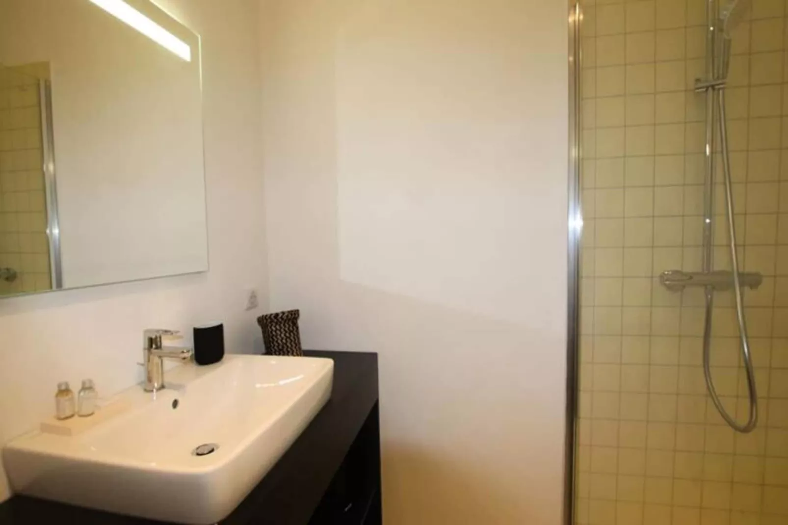 Charmant Et Rayonnant Appartement De 55 M&sup2; Situ&eacute; Dans Le Coeur De Bordeaux-Overloop