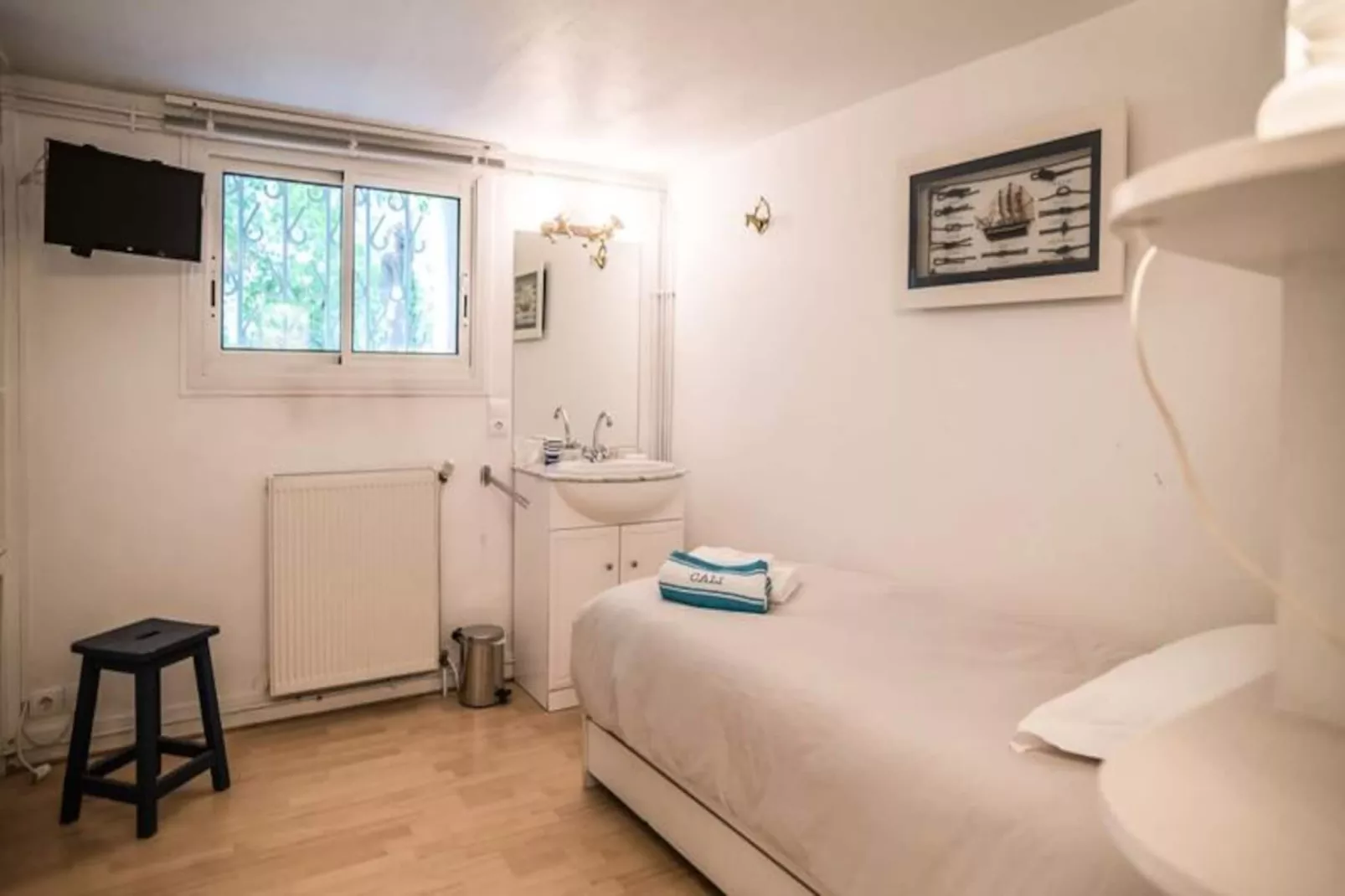 Villa  Arcachonnaise Spacieuse Au Style Authentique Proche De La Plage-Image-tags.