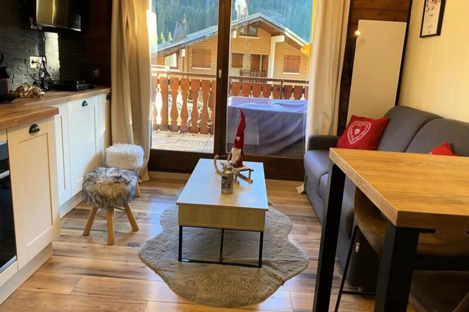 Résidence Les Perthuis-Buitenkant zomer