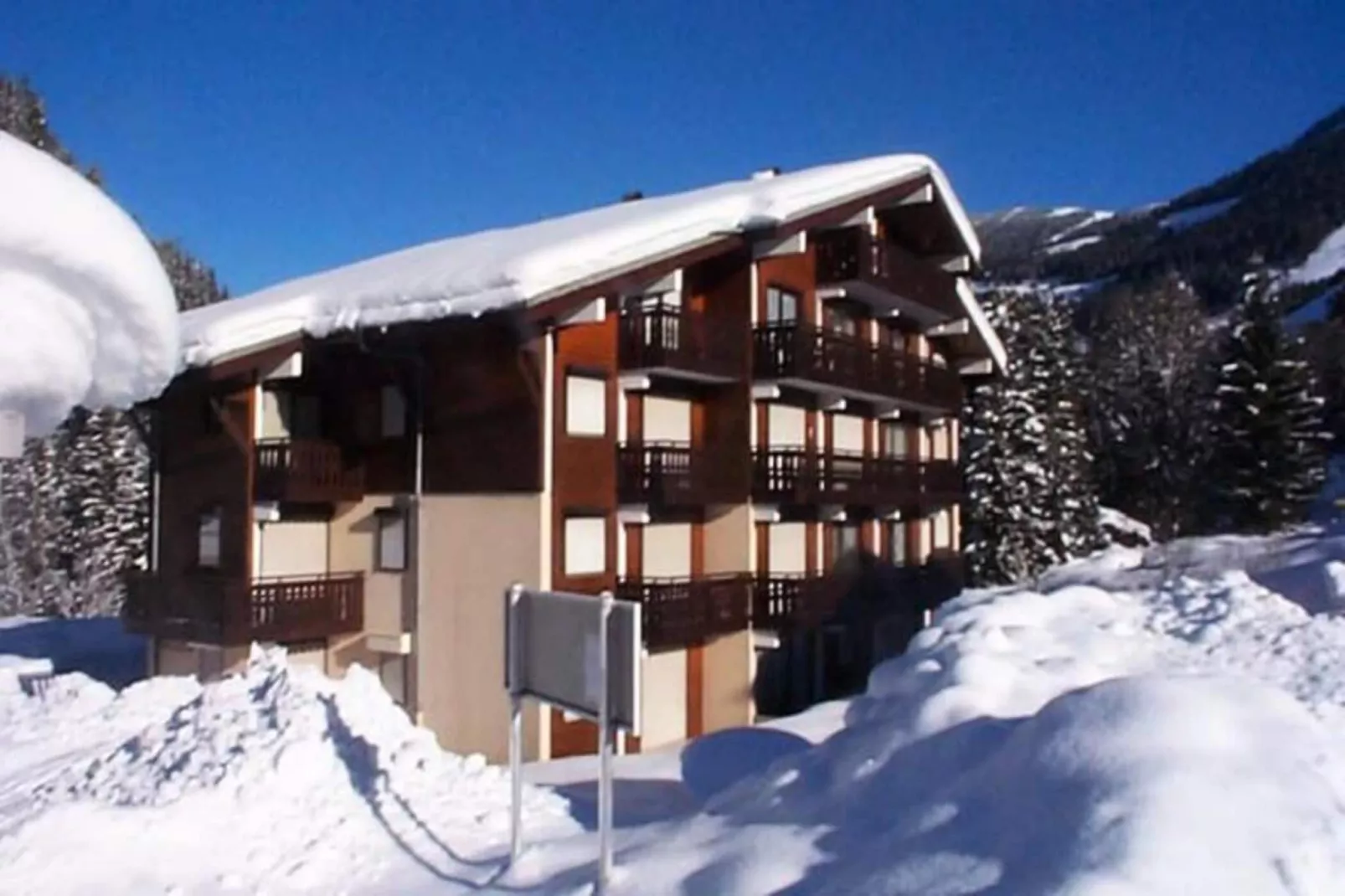 Résidence Le Perce-neige-Buitenkant zomer