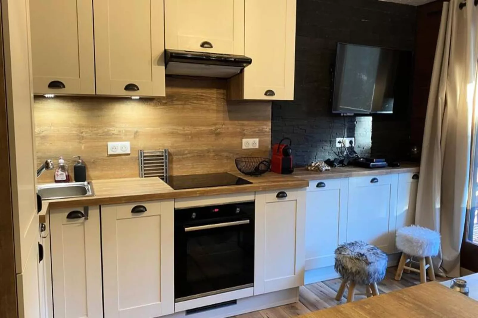 Résidence Les Perthuis-Buitenkant zomer