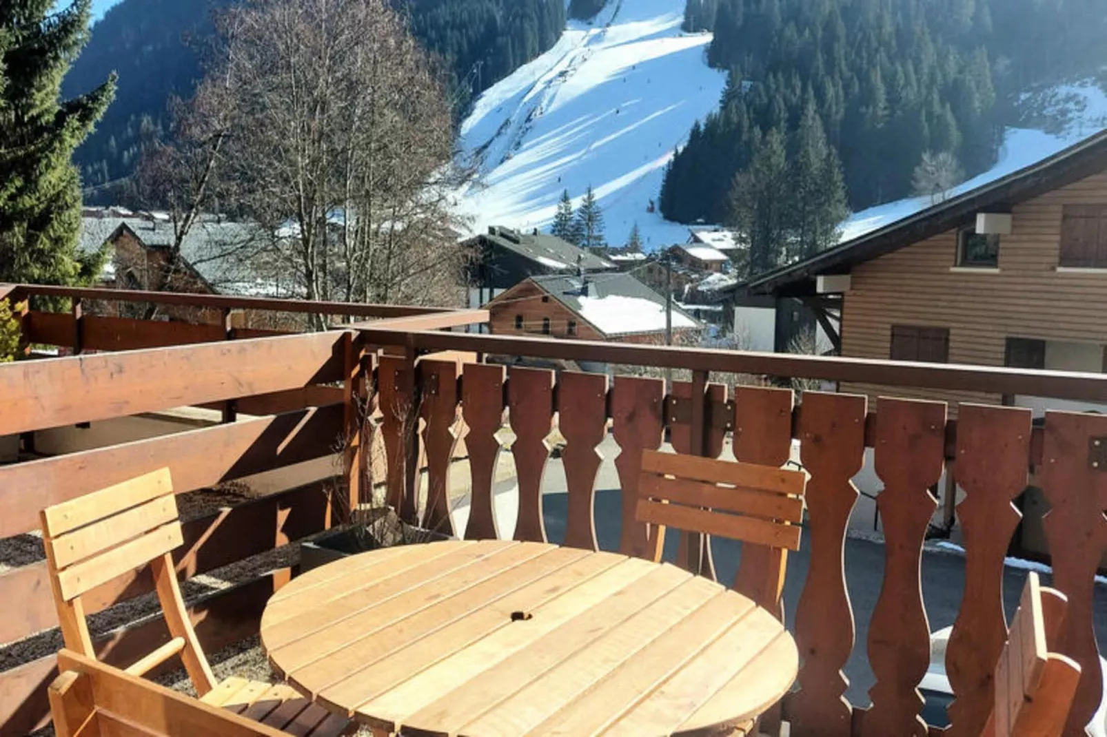 Résidence Les Perthuis-Uitzicht zomer