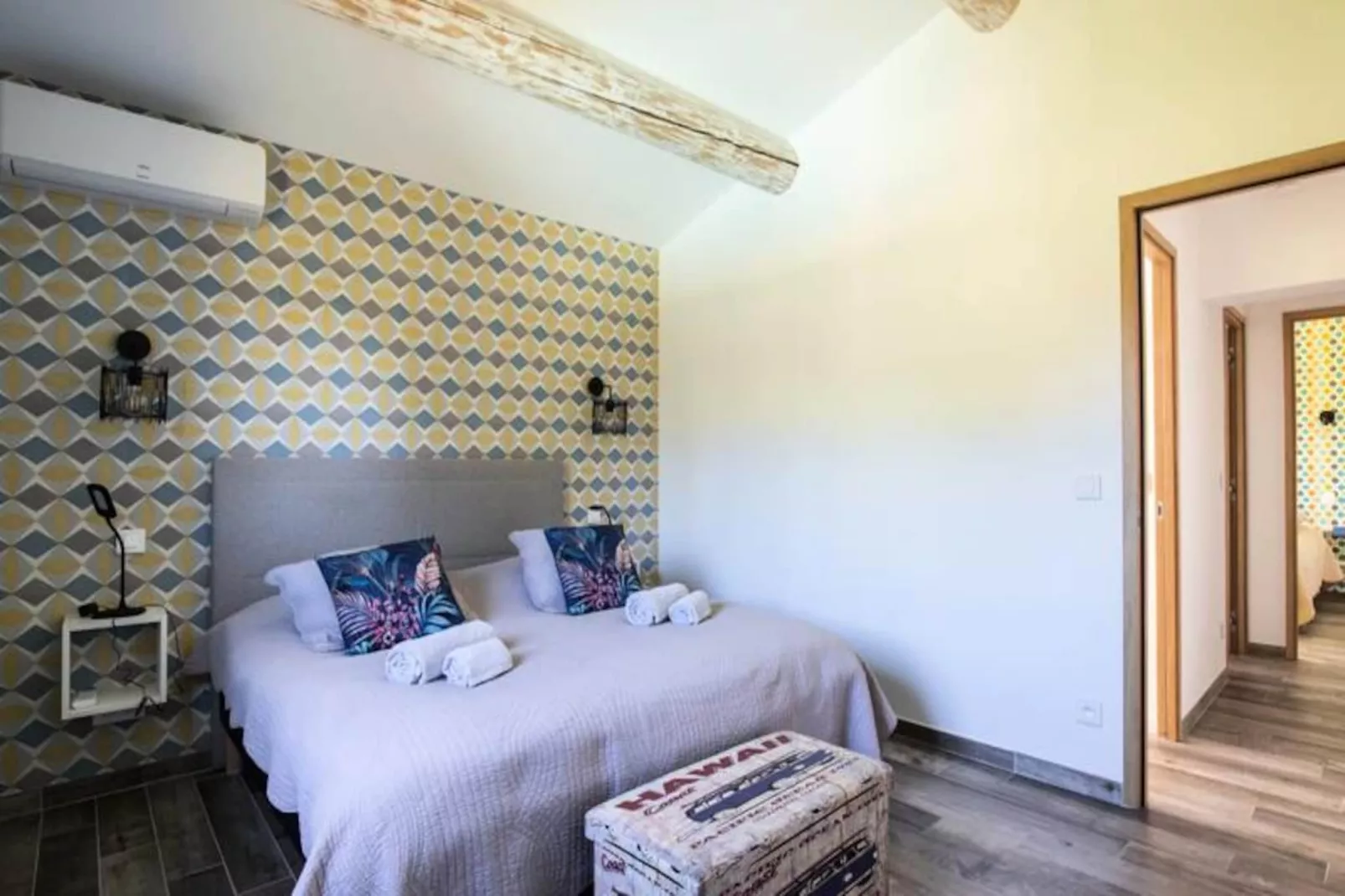 Maison Contemporaine - Grand Jardin Et Piscine Priv&eacute;e-Image-tags.