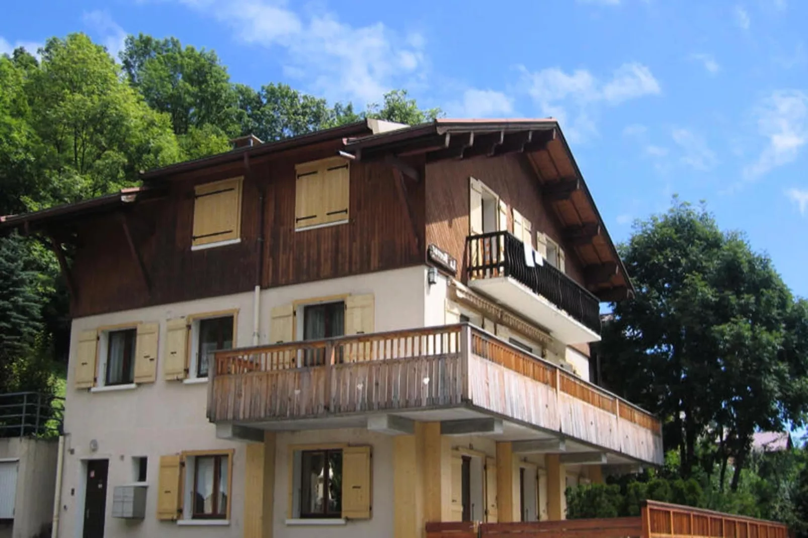 Résidence La Berraz-Buitenkant zomer