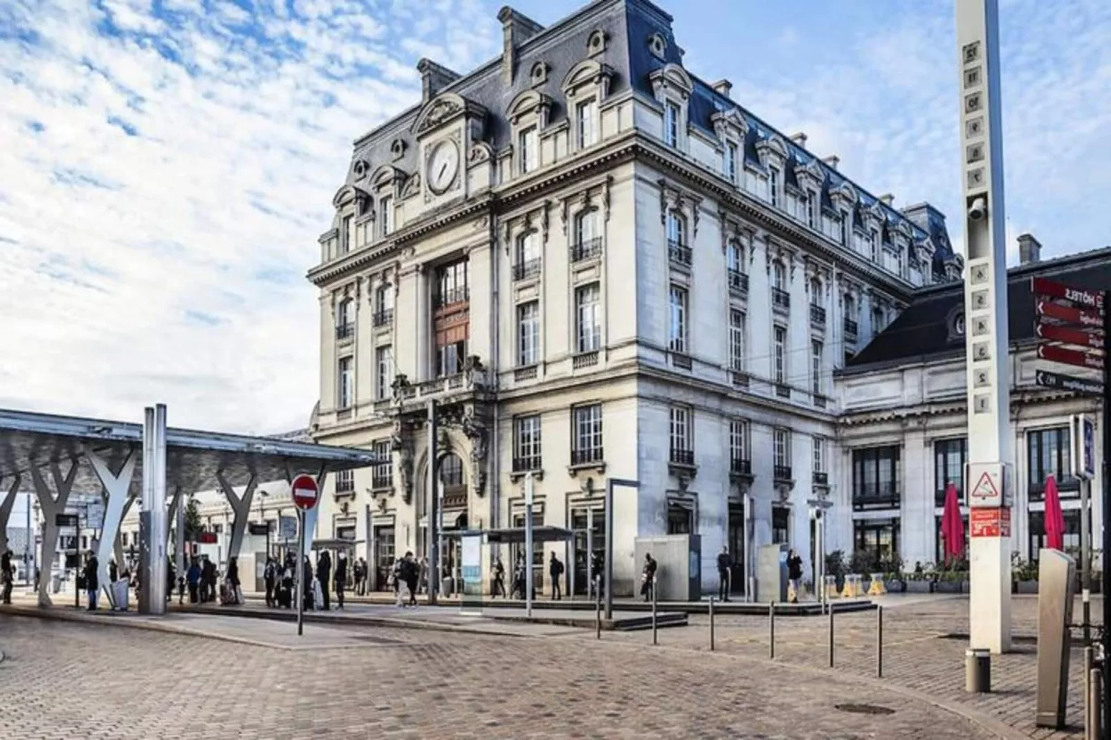Appartement Avec Cachet En Duplex De 2 Chambres Situ&eacute; Vers La Gare St-jean-Uitzicht zomer