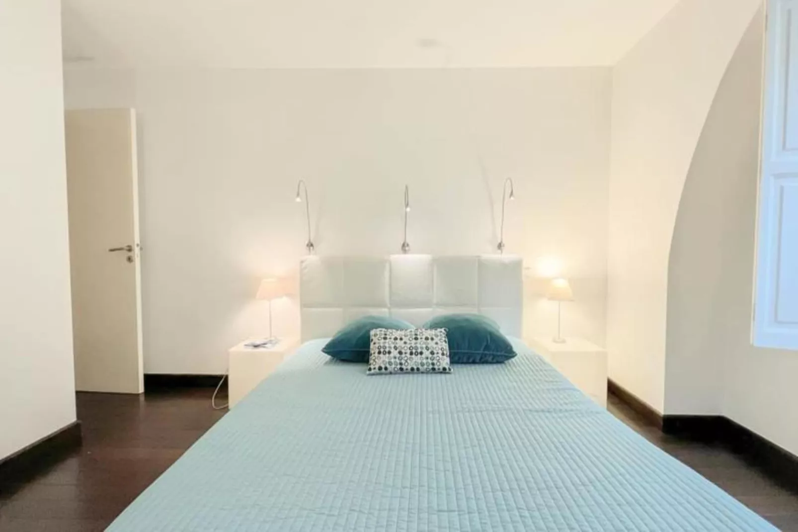 Appartement De Haut Standing Authentique Situ&eacute; Au Coeur Du Triangle D'or-Buitenkant zomer