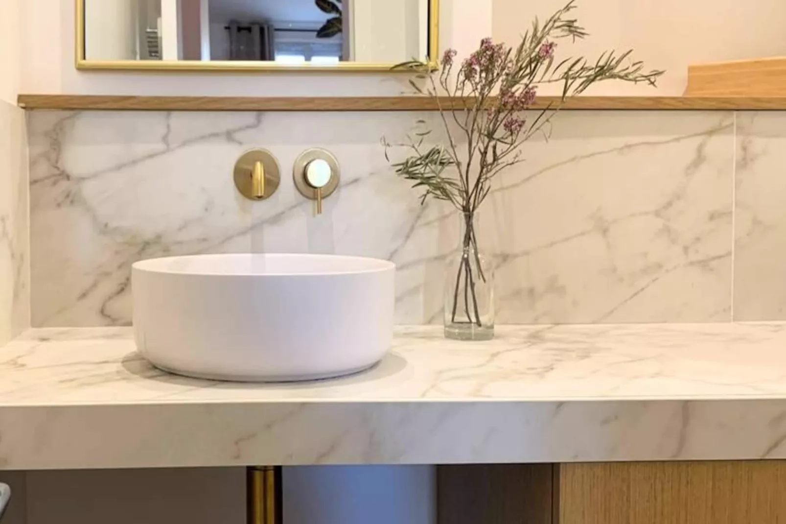 Les Toits De Sainte Ursule-Image-tags.