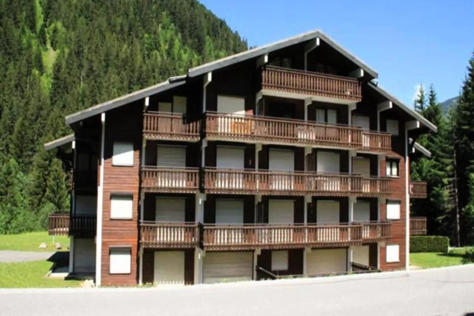 Résidence Le Perce-neige-Buitenkant zomer