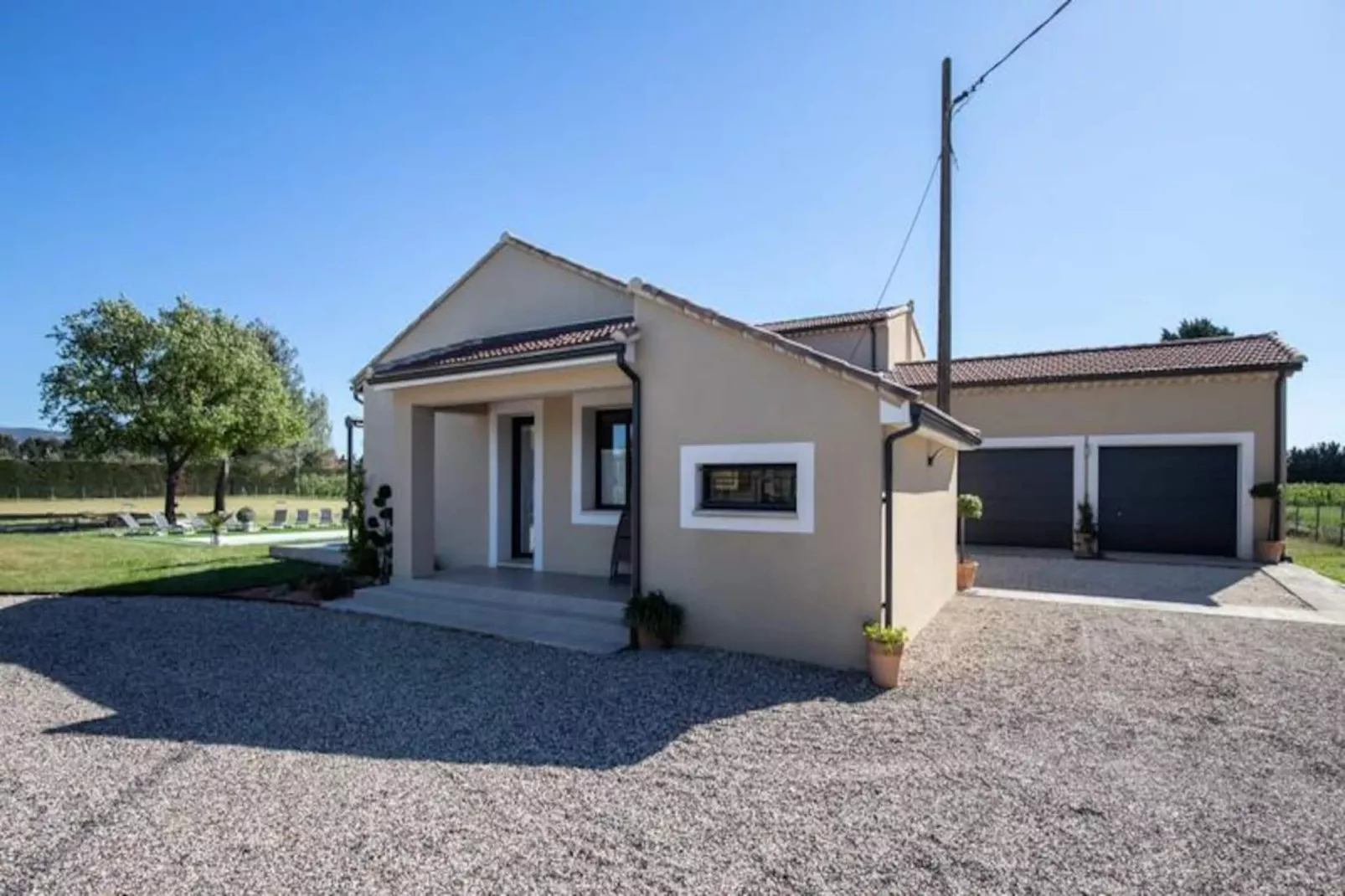 Maison Contemporaine - Grand Jardin Et Piscine Priv&eacute;e-Image-tags.