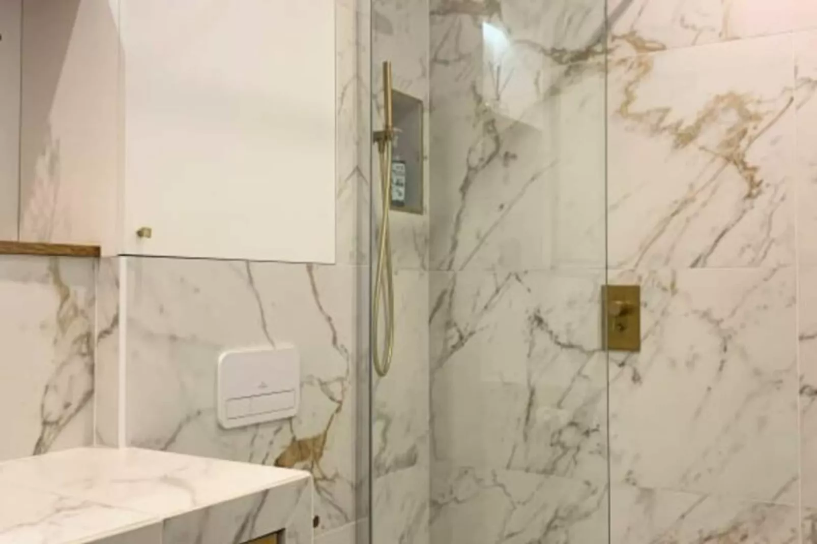 Les Toits De Sainte Ursule-Image-tags.