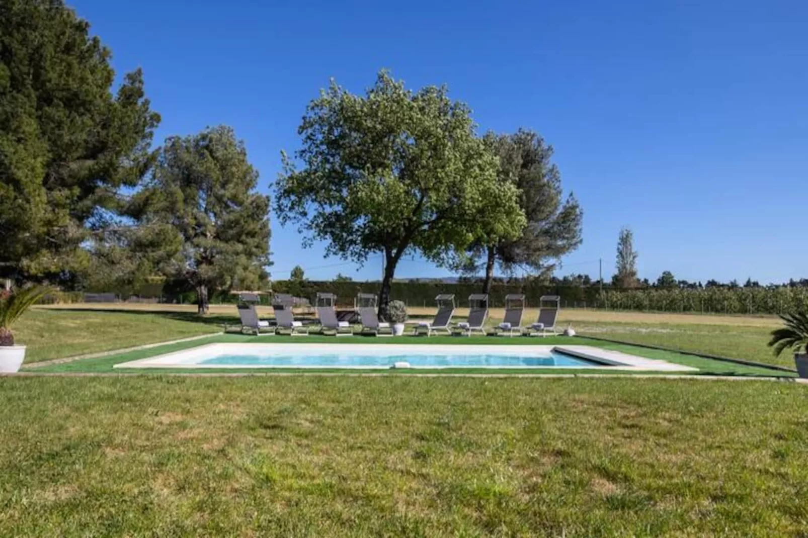 Maison Contemporaine - Grand Jardin Et Piscine Priv&eacute;e-Image-tags.