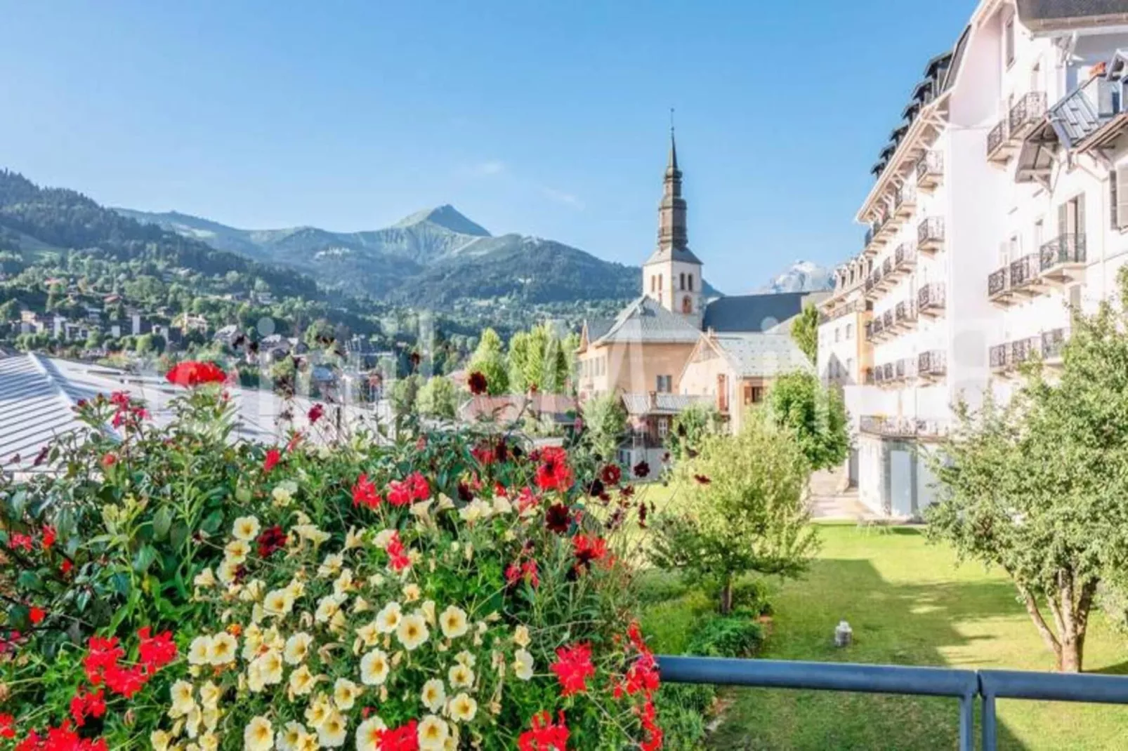 Résidence Castel Des Roches A-Buitenkant zomer