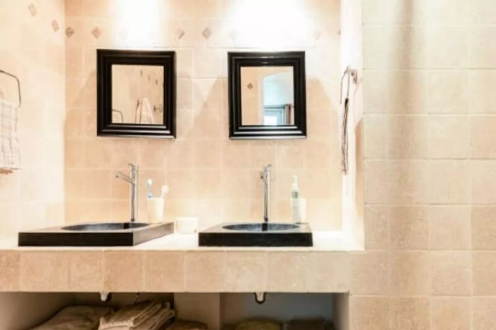 Maison De Famille En Provence-Image-tags.