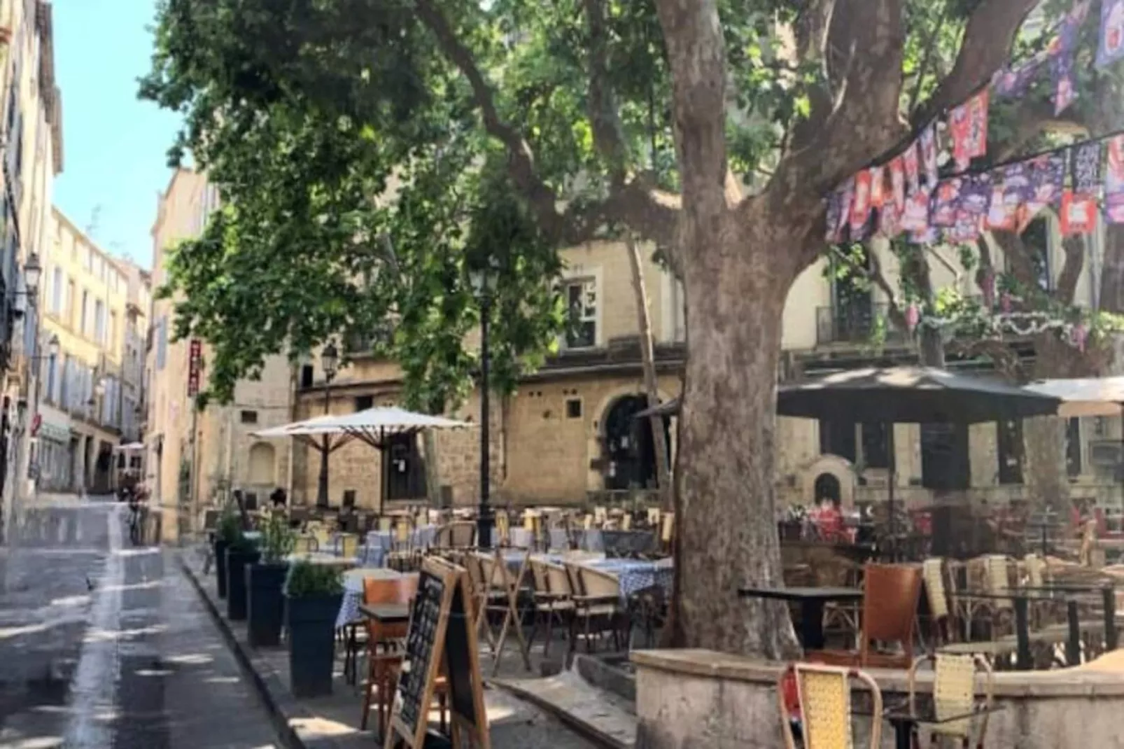 Les Toits De Sainte Ursule-Image-tags.