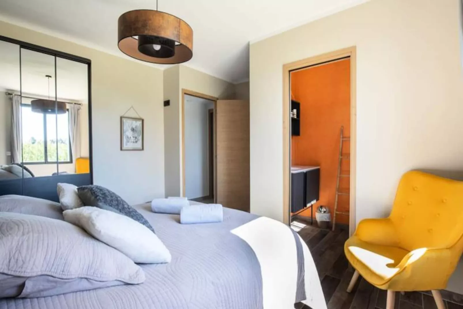 Maison Contemporaine - Grand Jardin Et Piscine Priv&eacute;e-Image-tags.