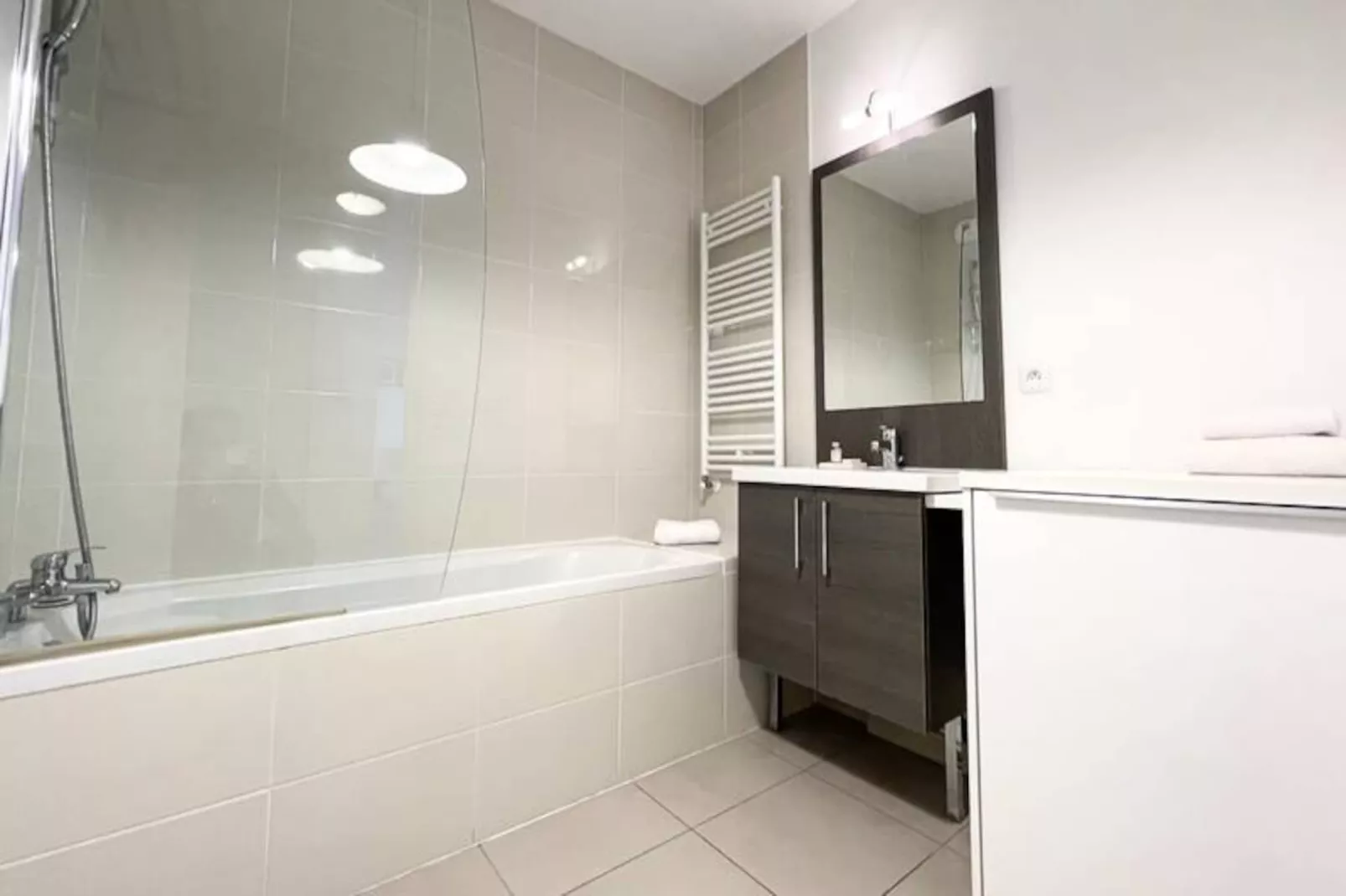 Appartement Rayonnant Et Moderne Tr&egrave;s Bien Situ&eacute;, Proche De La Cit&eacute; Du Vin-Image-tags.