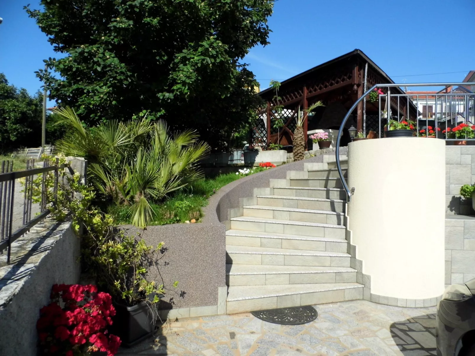 Wohnung in Radići mit geräumigem Balkon