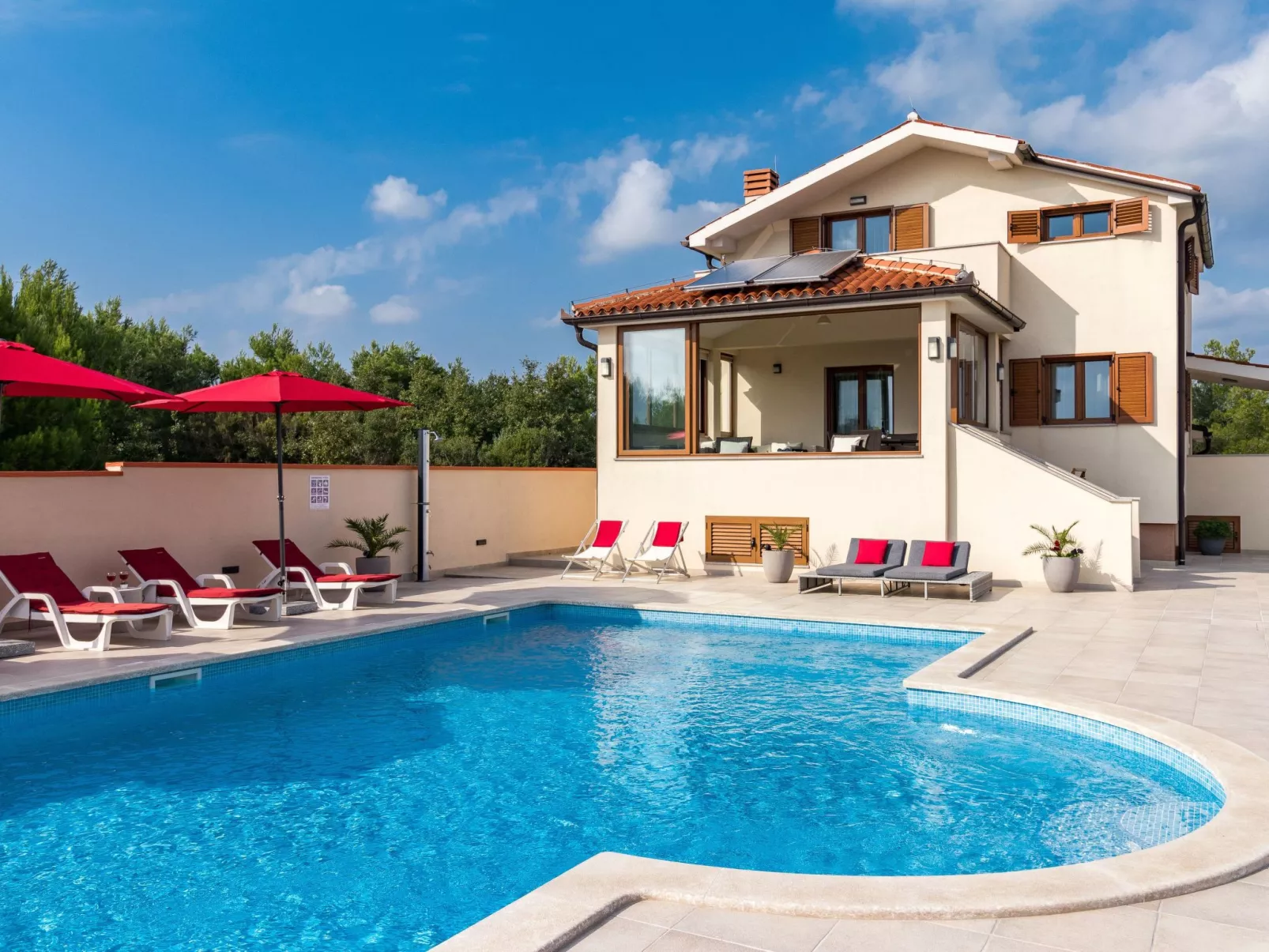 Nettes Ferienhaus in Pomer mit Privatem Pool