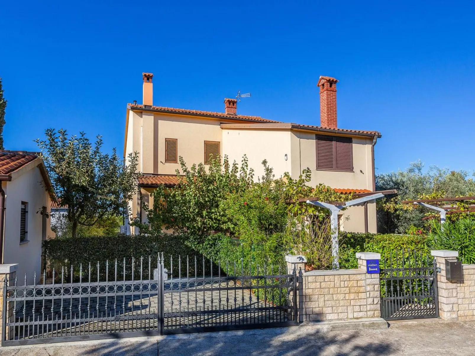 Wohnung "Maretic Mali" mit Terrasse