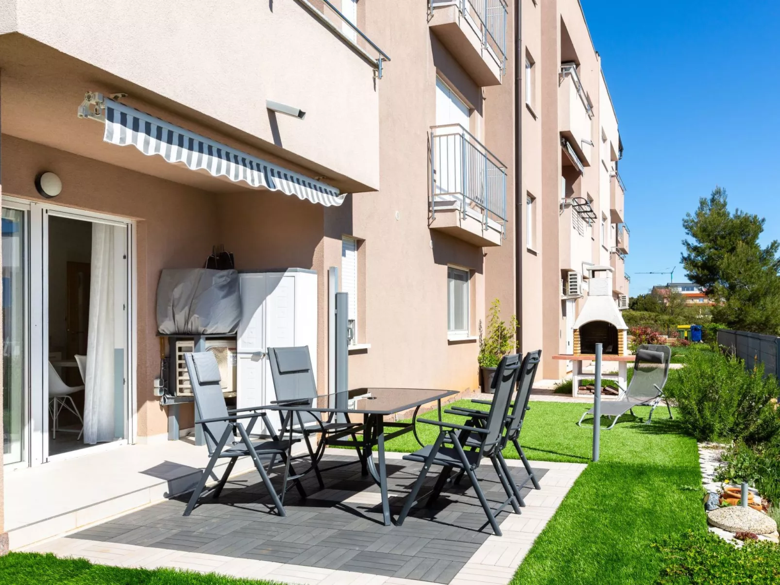 "Emira Mukalba" mit Terrasse