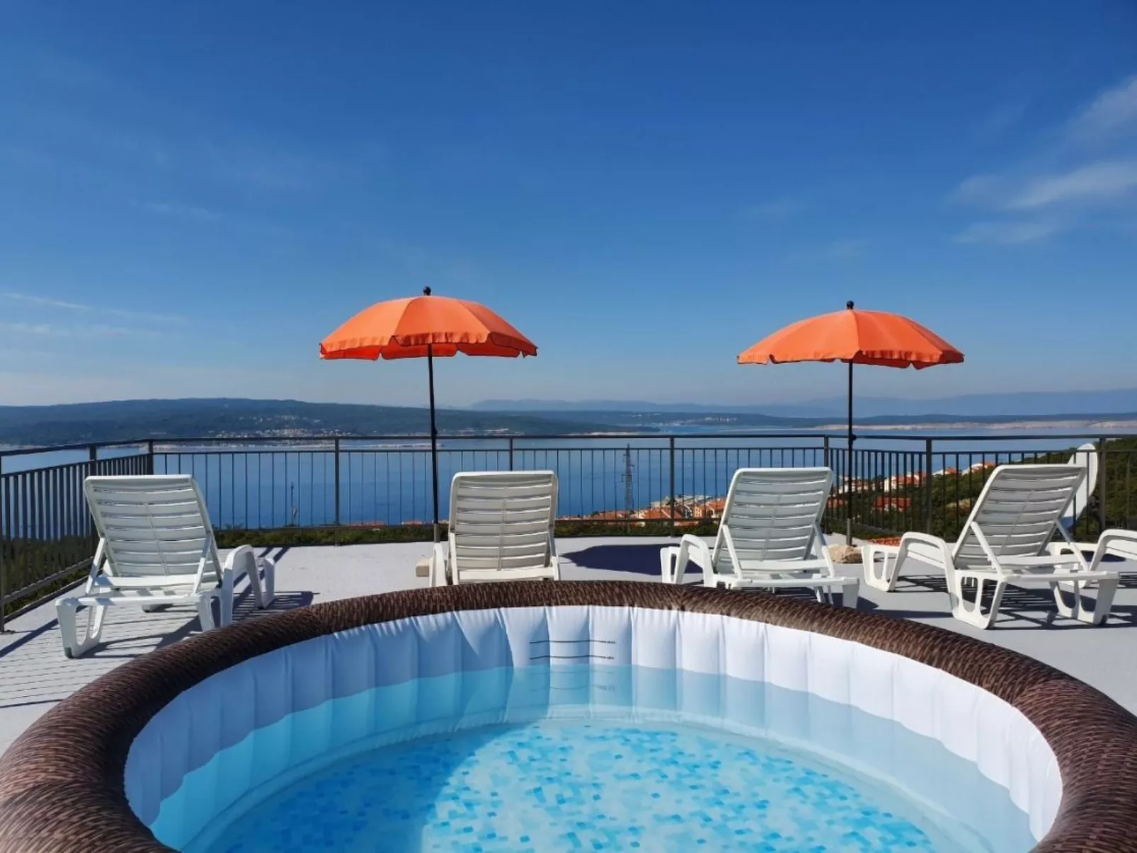 Appartement mit Jacuzzi und Meerblick