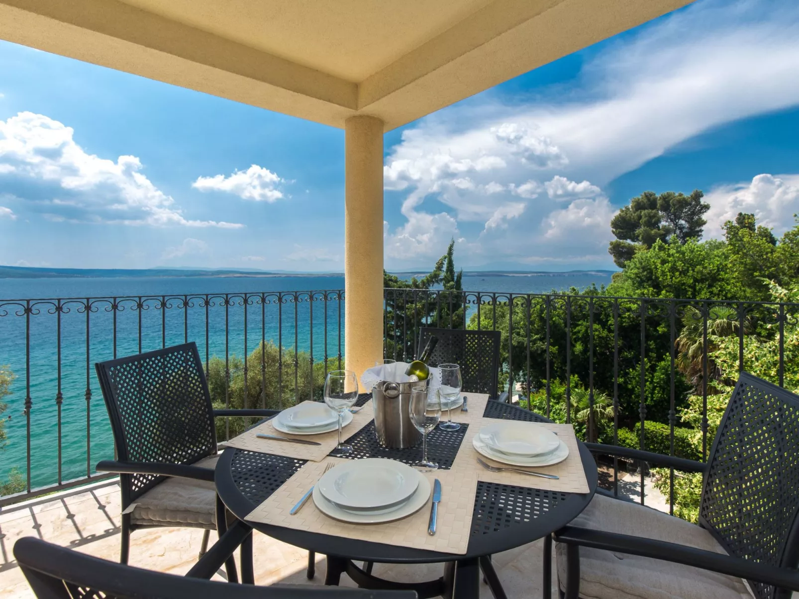 Für vier Personen mit Balkon