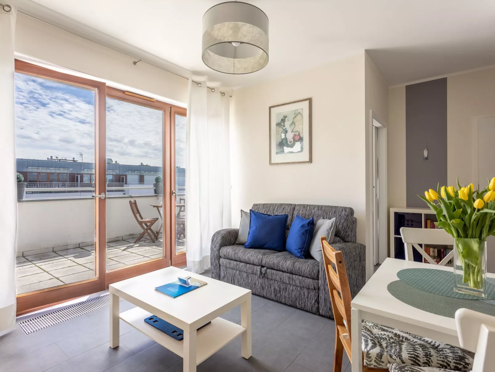 Sky mit Balkon am Meer