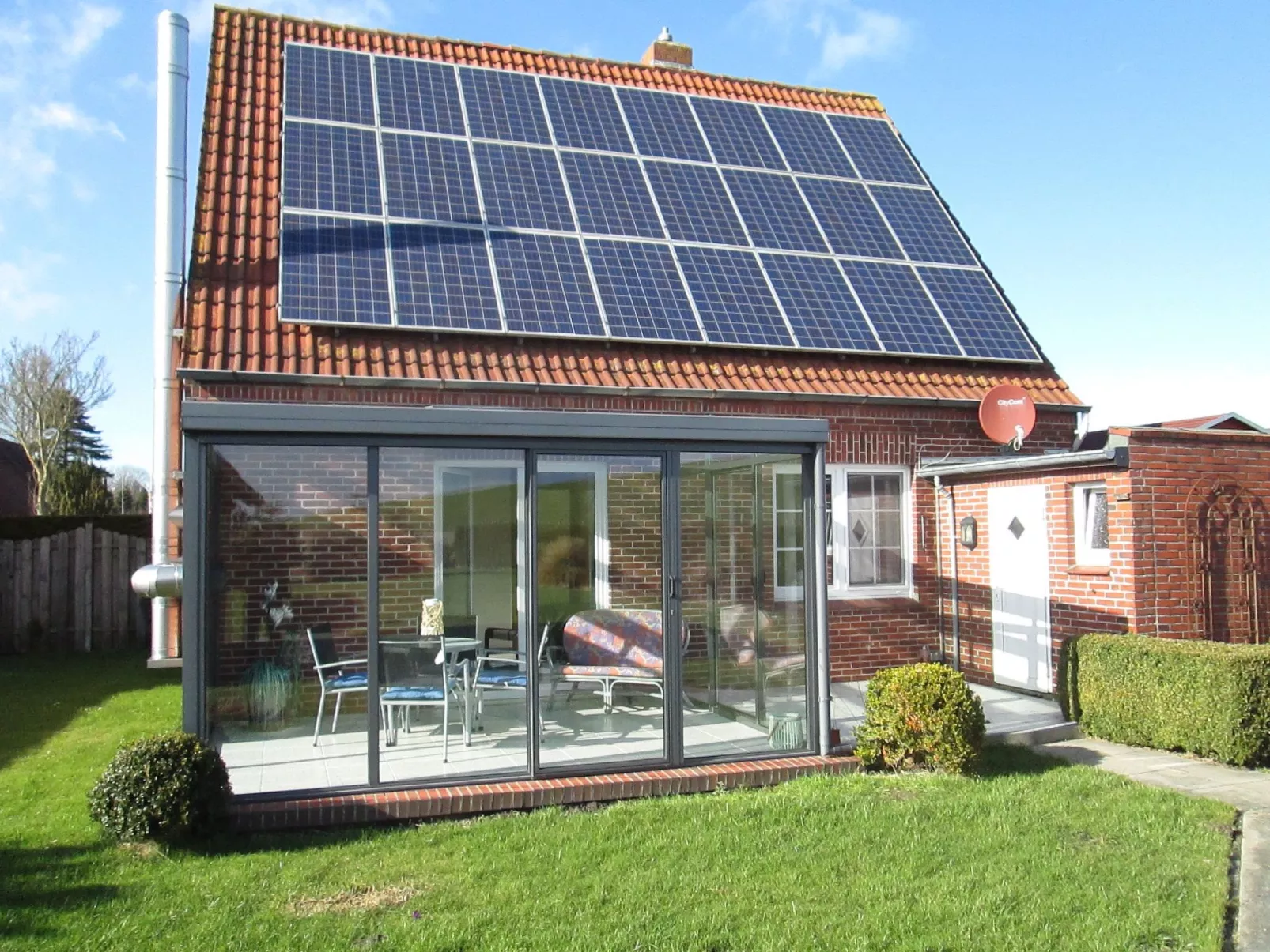 Mit Wintergarten und Garten am Deich