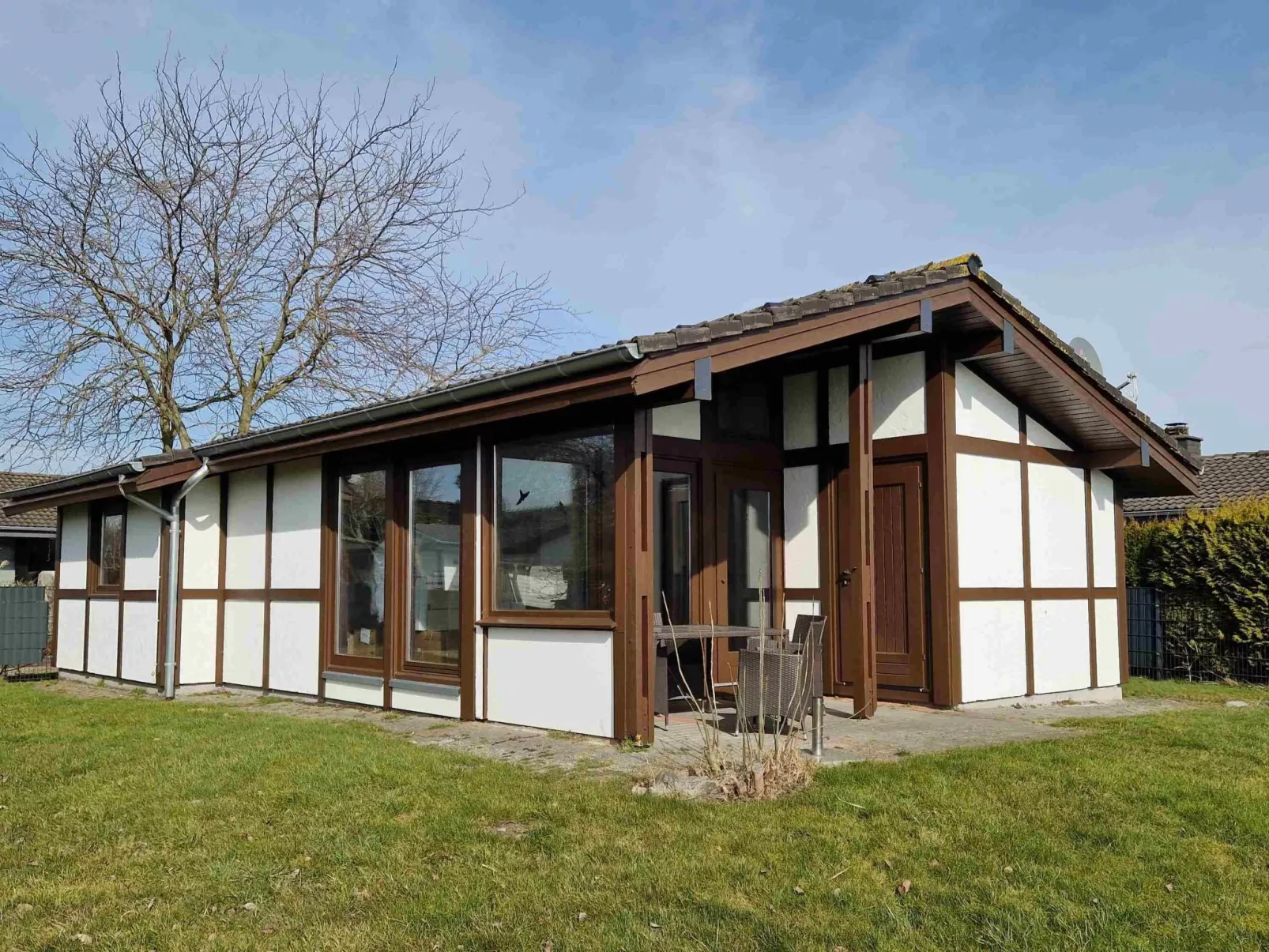 Haus F 21, Randlage mit Wiesenweitblick eingezäunt