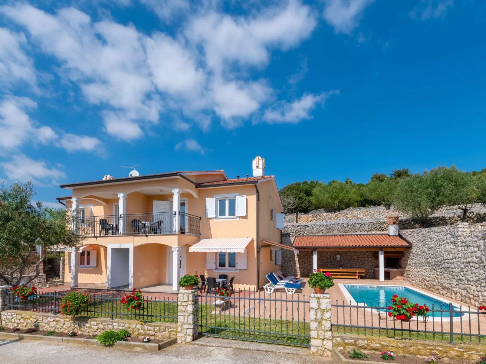 Am Südhang gelegen mit Meerblick