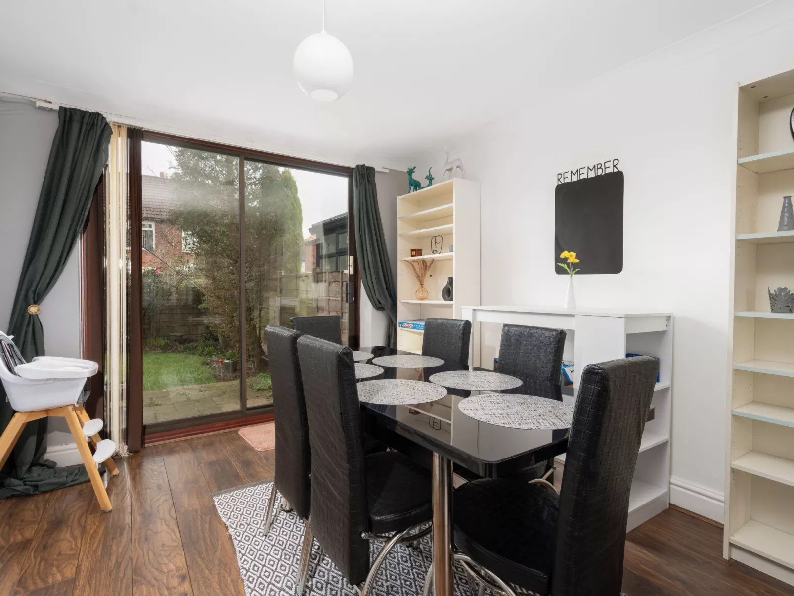 Kostenloses Parken Perfekt für lange monatliche Aufenthalte Für 6 Personen