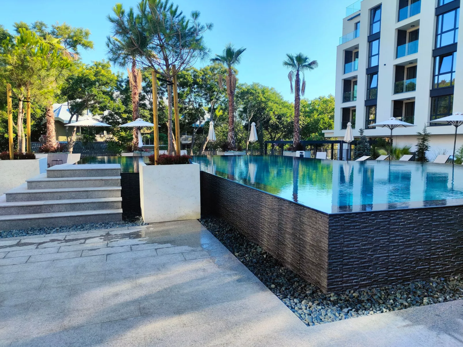 Studio "Allure Varna" mit Infinity-Pool