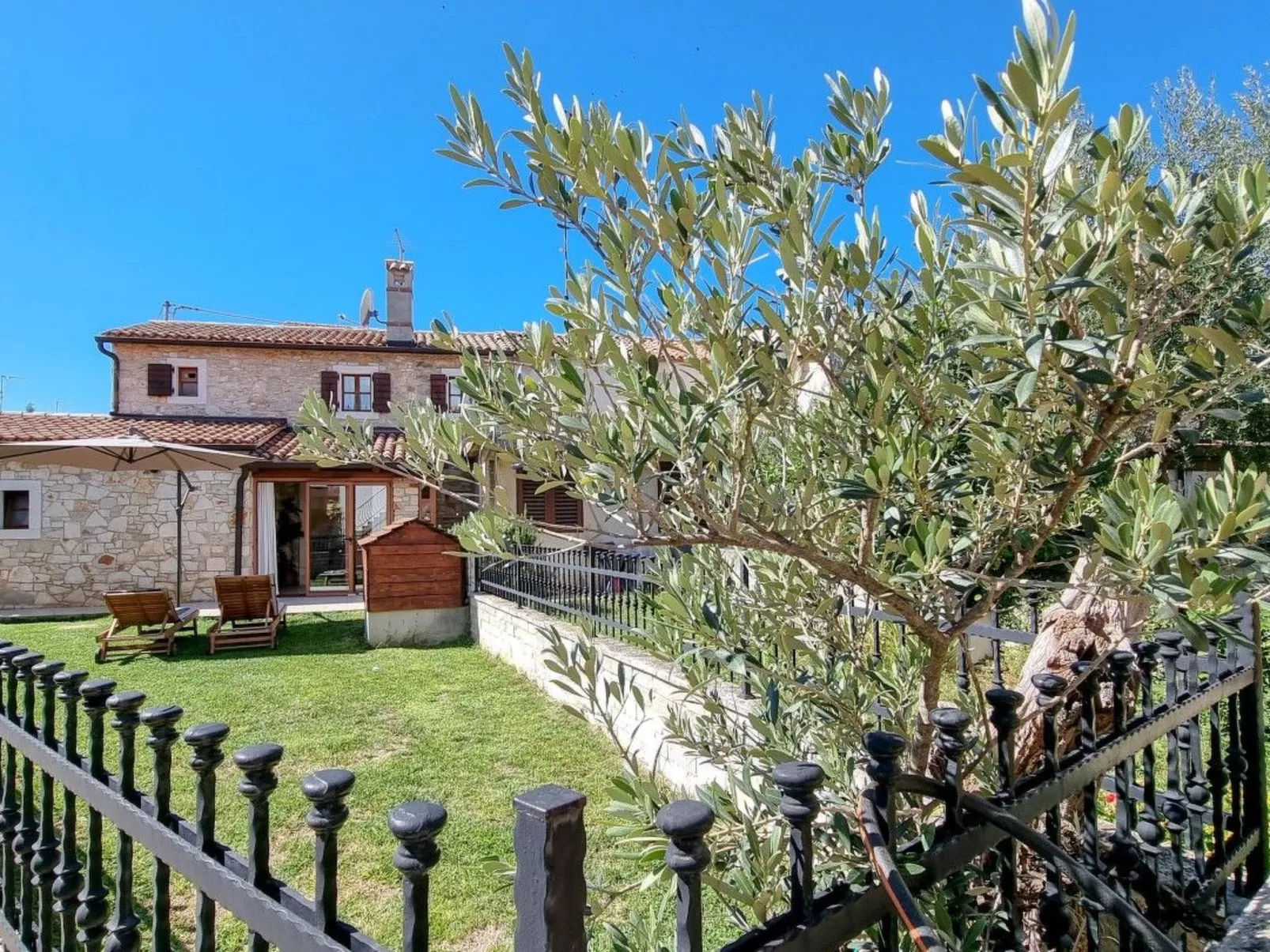 "Ariana" direkt am Strand