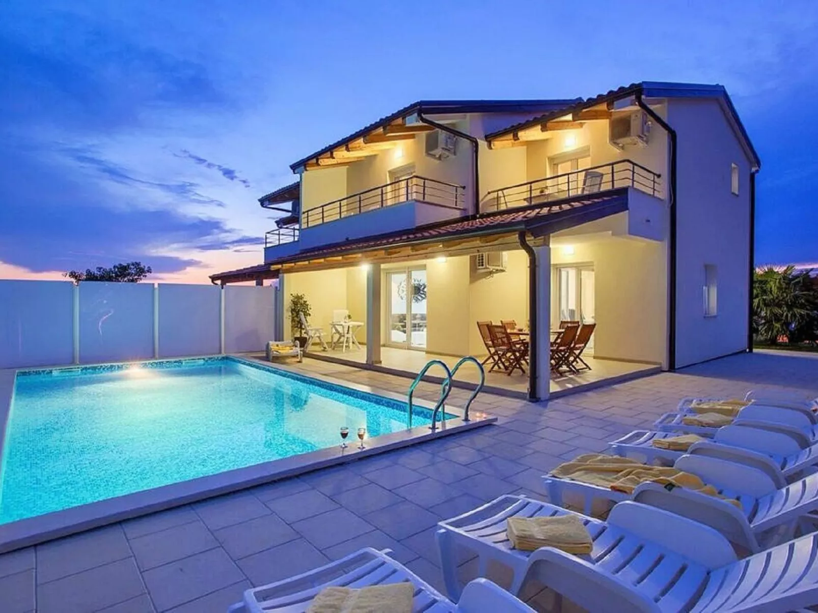 Mit Garten, Grill und Terrasse