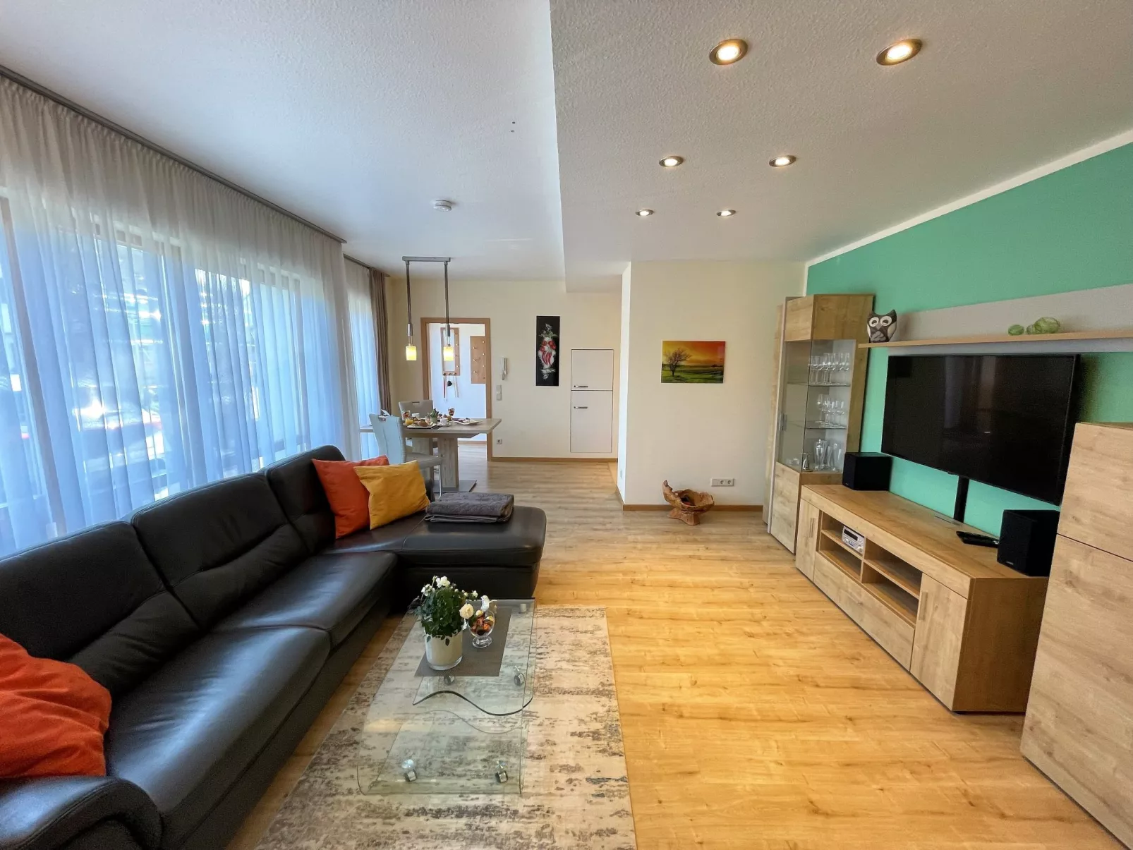 Mit Parkplatz und Terrasse