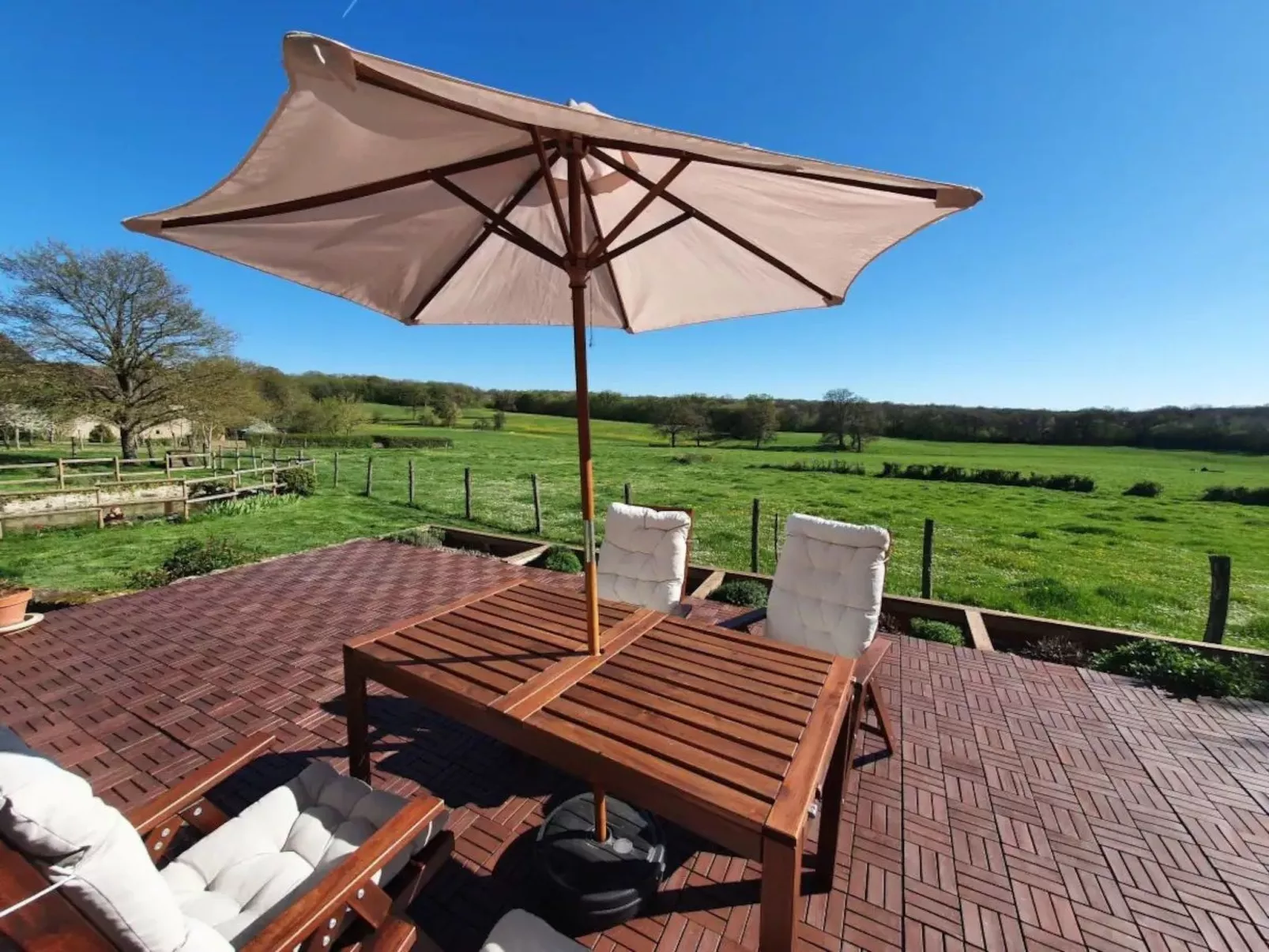 Landhaus mit eingezäuntem Garten