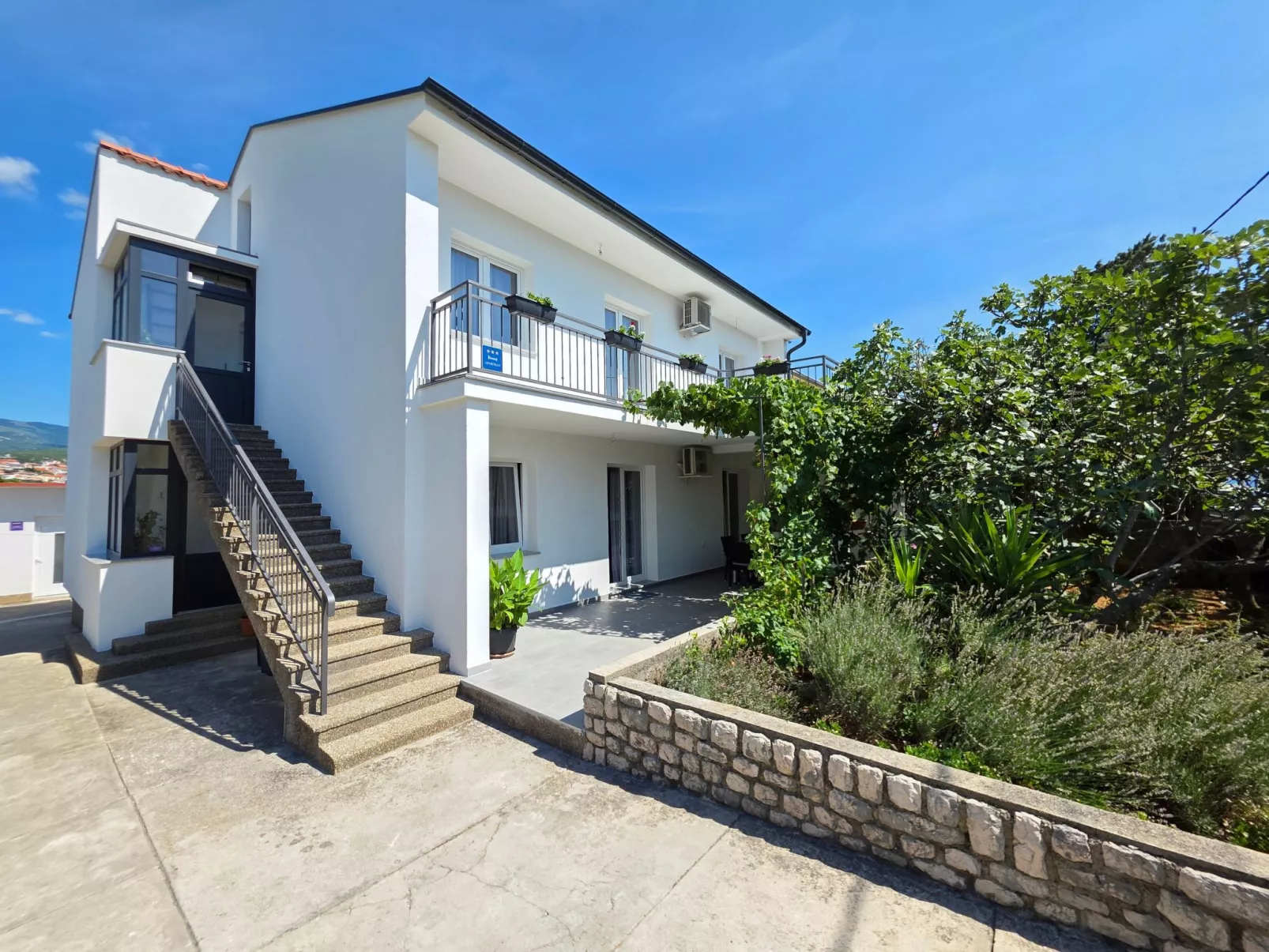 Wohnung im Erdgeschoss mit Terrasse und Grill