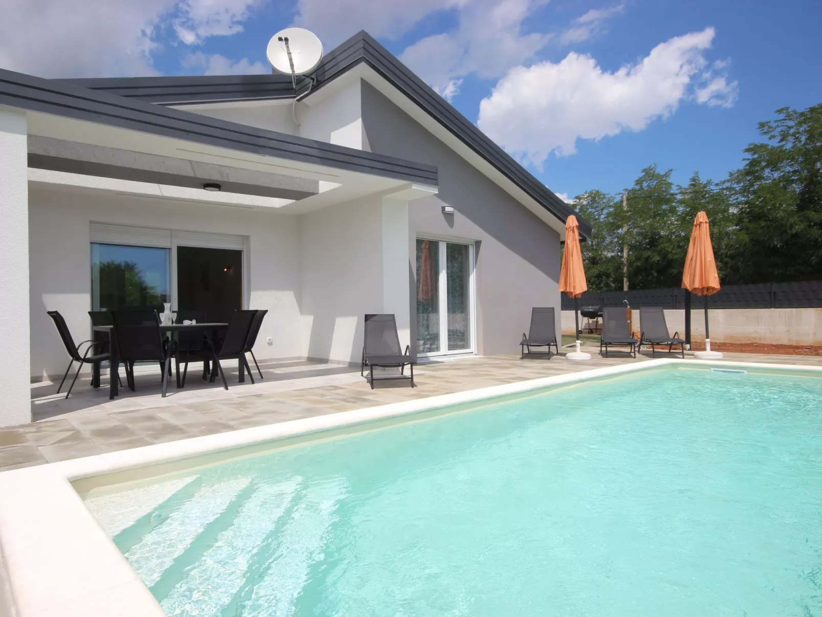 Villa mit privatem Pool in einer ruhigen Gegend gelegen