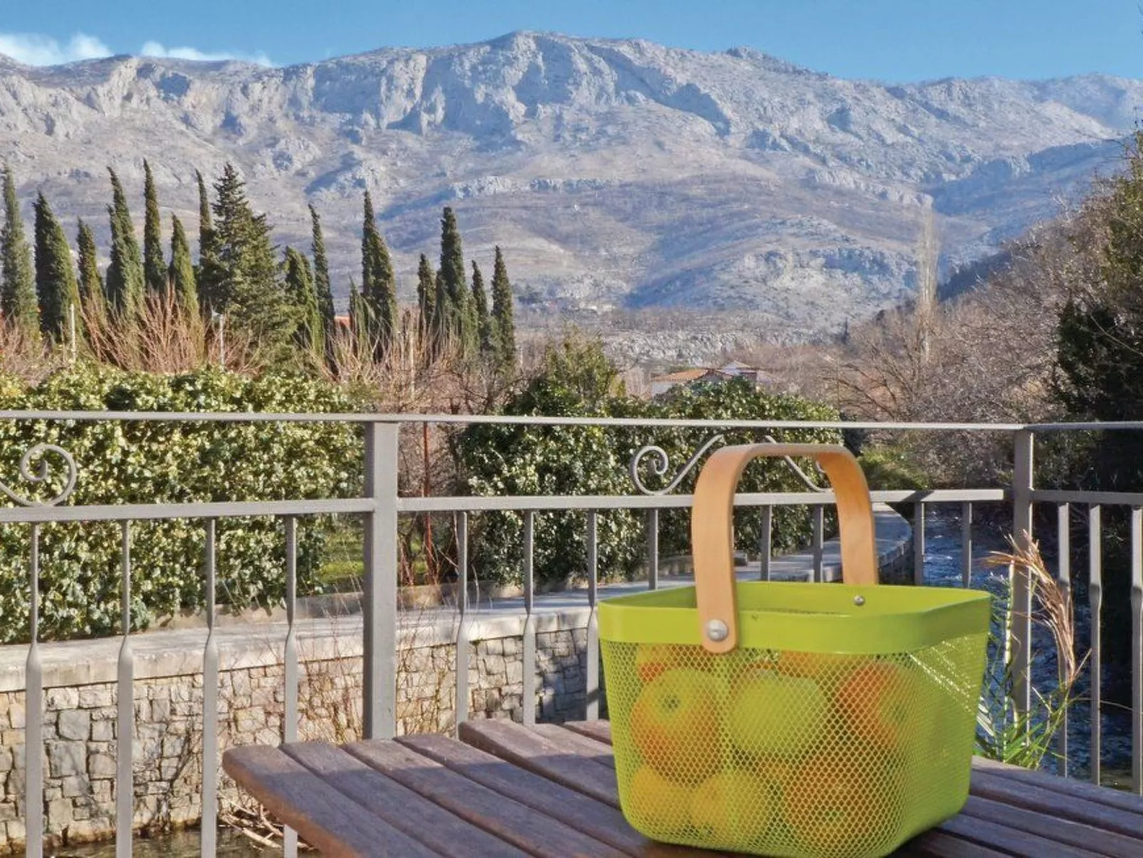 Žrnovnica, Entspannung am Flussufer