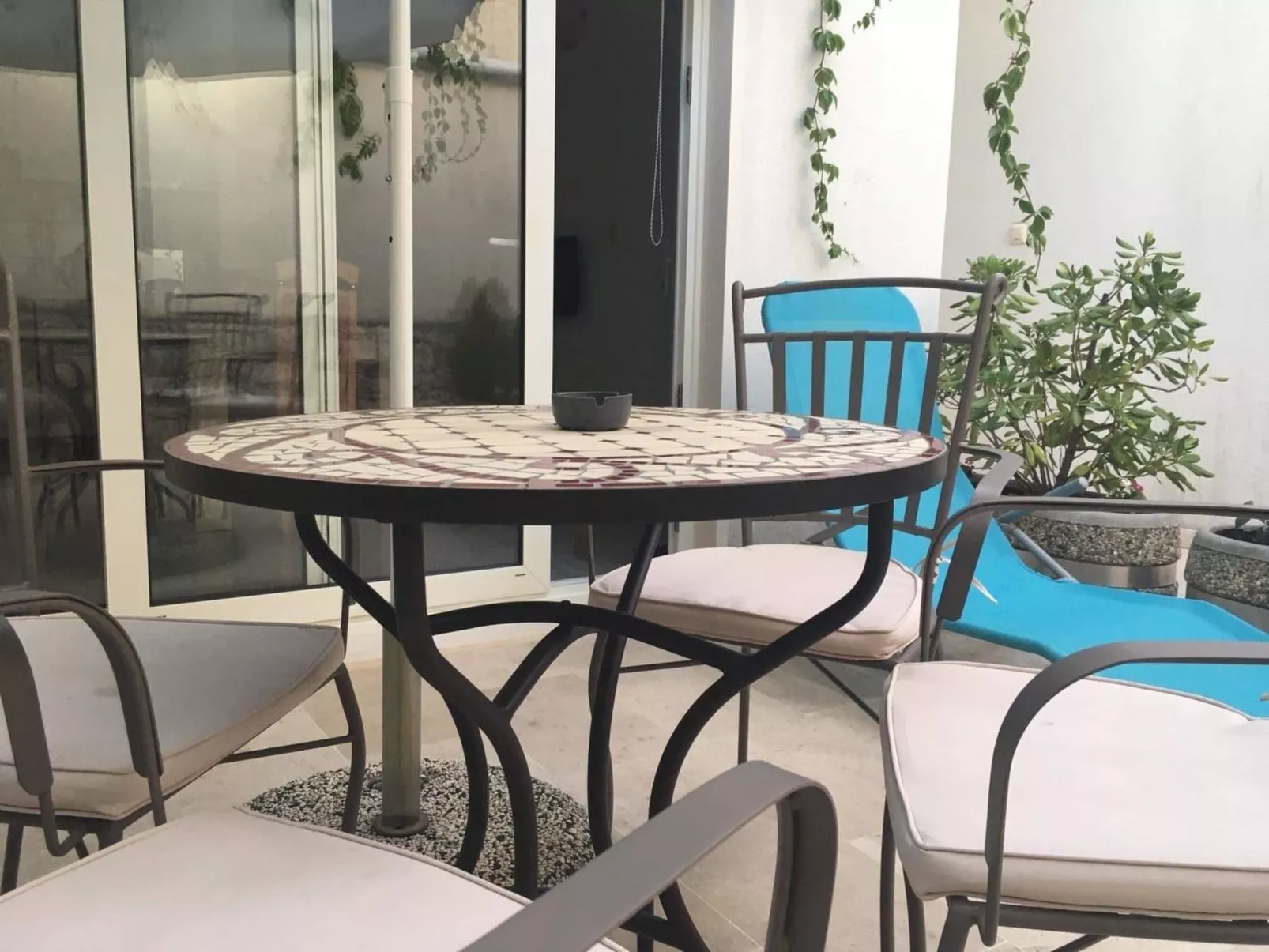 Wohnung in Povlja mit privatem Parkplatz