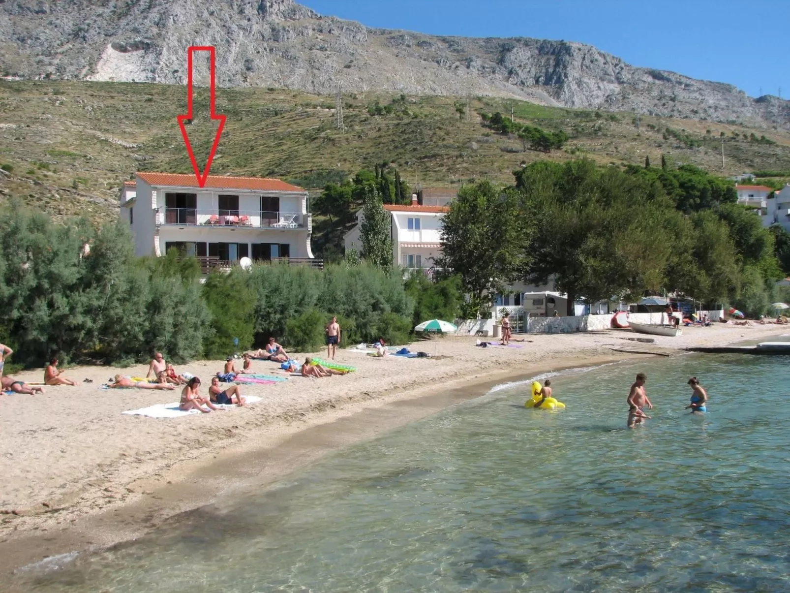 Große Ferienwohnung in Duće mit Privatem Balkon und Meerblick