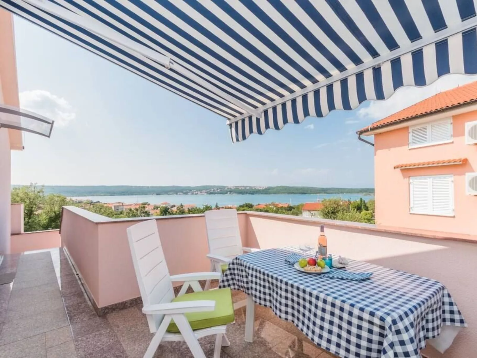 Große Wohnung in Klimno mit Möbliertem Balkon