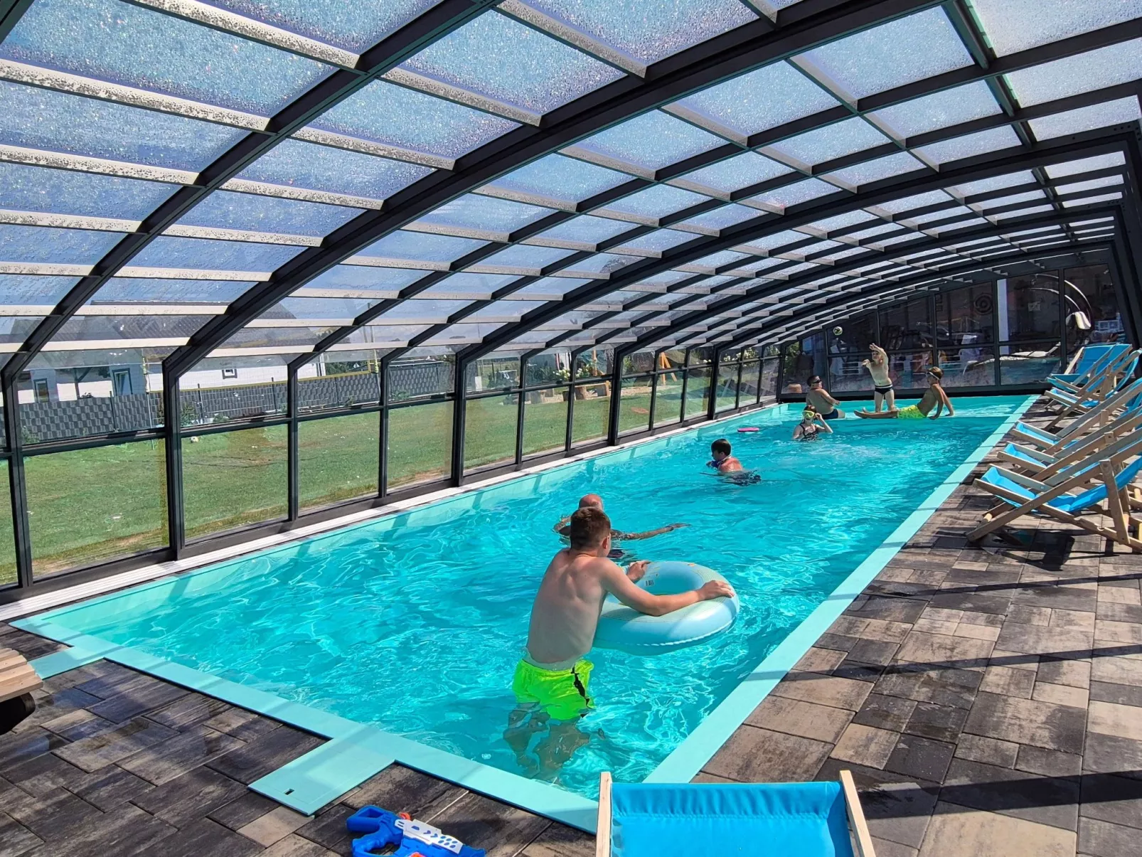 Mit gemeinschaftlichem Pool