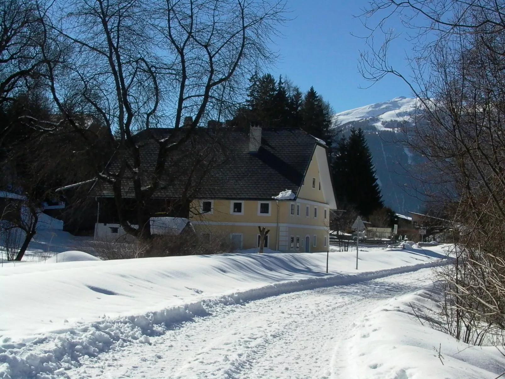Große Wohnung im ersten Stock, mit großem Garten