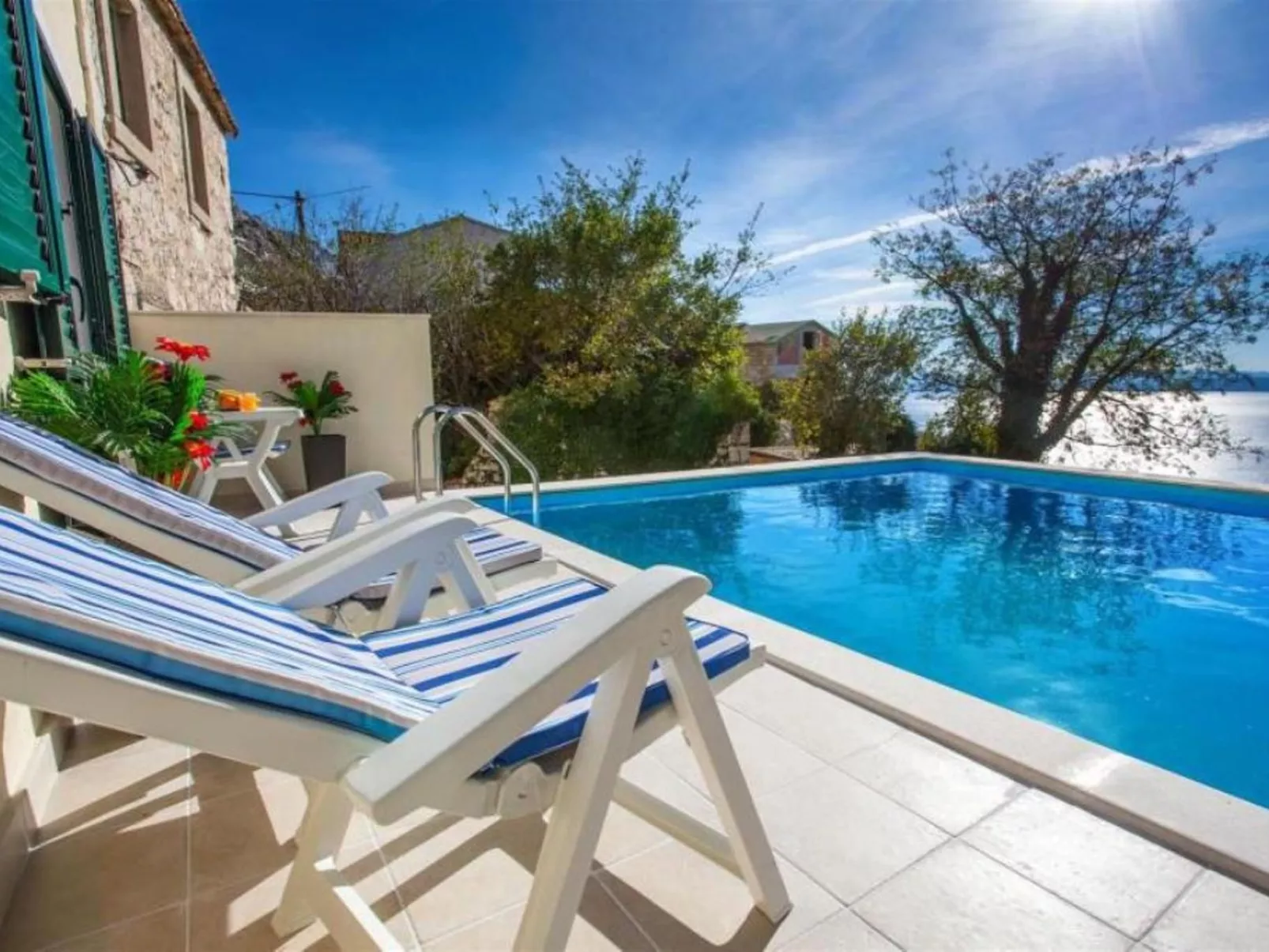 Maja mit Pool und herrlichem Meerblick